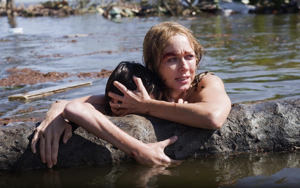 Tom Holland and Naomi Watts in THE IMPOSSIBLE