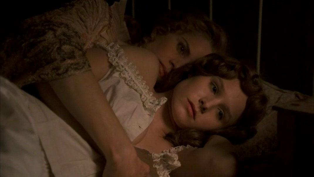 Joanie (Kim Dickens) and Flora (Kristen Bell) in DEADWOOD 1X08 - SUFFER THE LITTLE CHILDREN