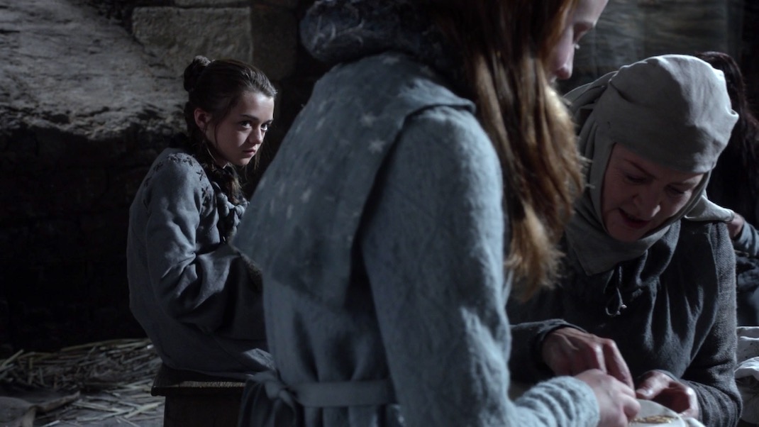 Arya and Sansa in GOT 1x01