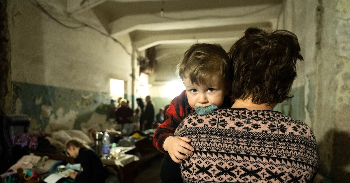 A woman and her child huddle in a crowded basement shelter in 20 Days in Mariupol.