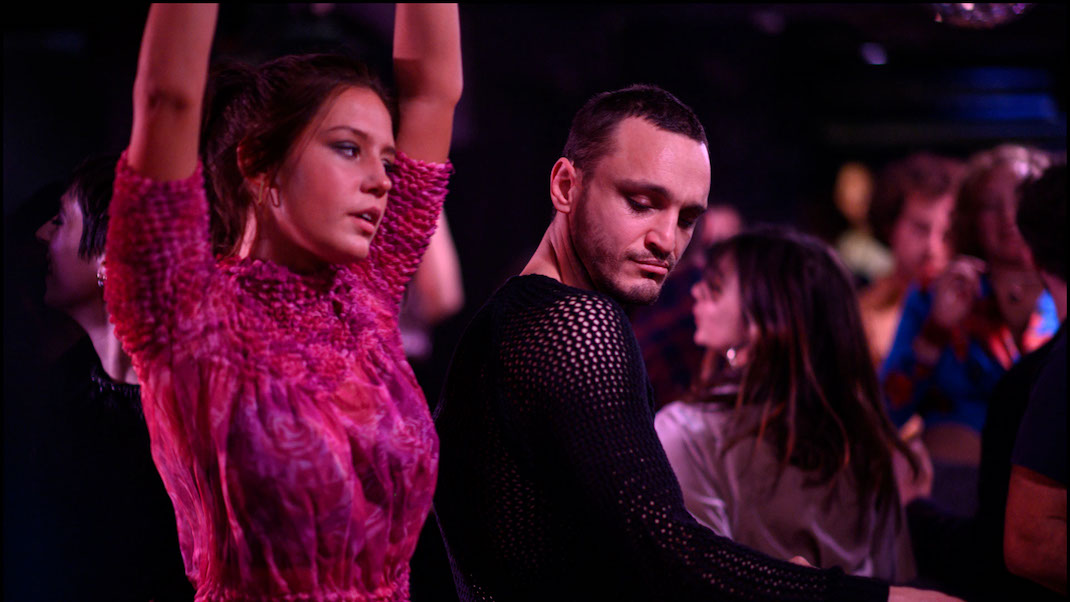 Agathe (Adèle Exarchopoulos) and Thomas (Franz Rogowski) dance in Passages (2023)